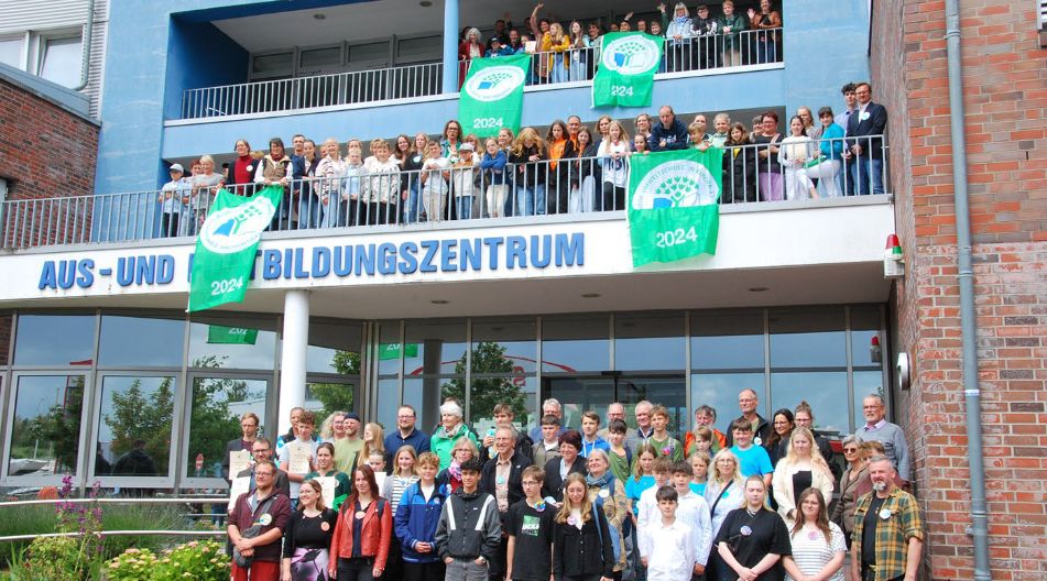 Schülerinnen und Schüler der ausgezeichneten "Umweltschulen in Europa" aus Mecklenburg-Vorpommern posieren für ein Foto. Schülerinnen und Schüler der ausgezeichneten "Umweltschulen in Europa" aus Mecklenburg-Vorpommern posieren für ein Foto.