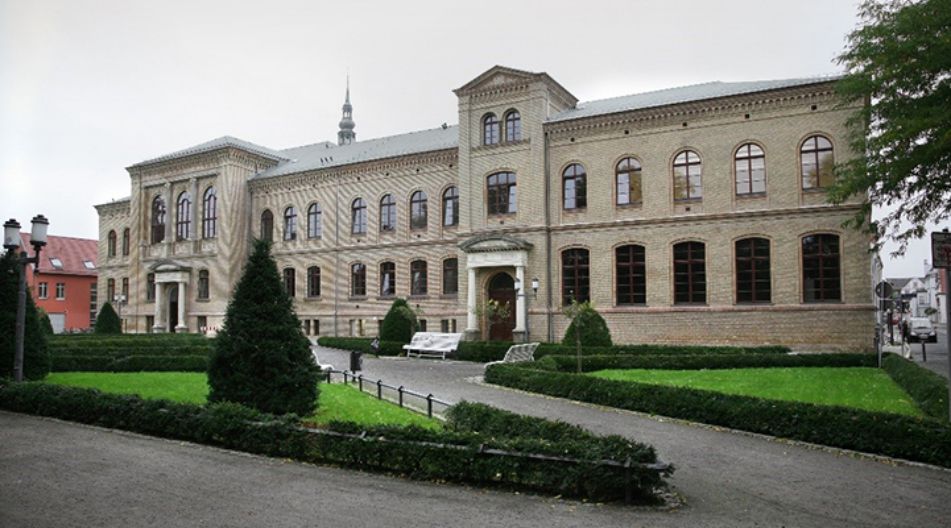 Das Friedrich-Jahn-Gymnasium in Greifswald von Außen Das Friedrich-Jahn-Gymnasium in Greifswald von Außen