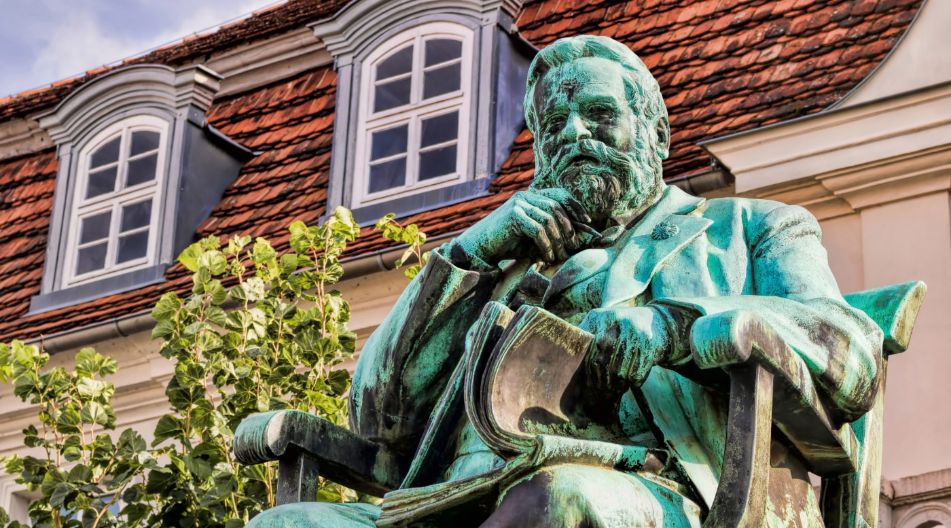 Das Fritz-Reuter-Denkmal in Stavenhagen ist Wahrzeichen der Stadt und eines der schönsten Denkmäler Mecklenburgs. Das Fritz-Reuter-Denkmal in Stavenhagen ist Wahrzeichen der Stadt und eines der schönsten Denkmäler Mecklenburgs.